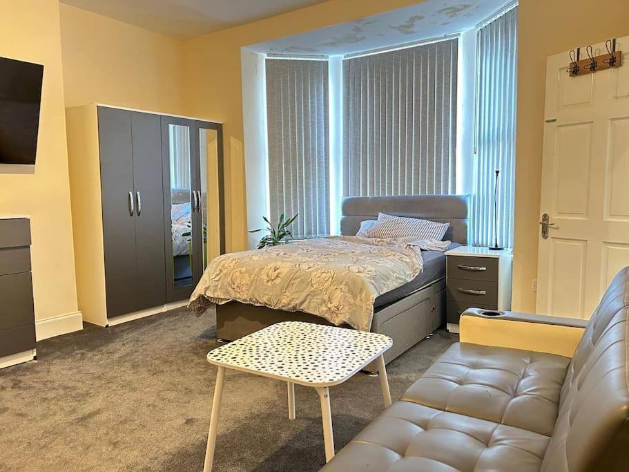 Ensuite Room With Private Bathroom At 沃尔索尔 外观 照片